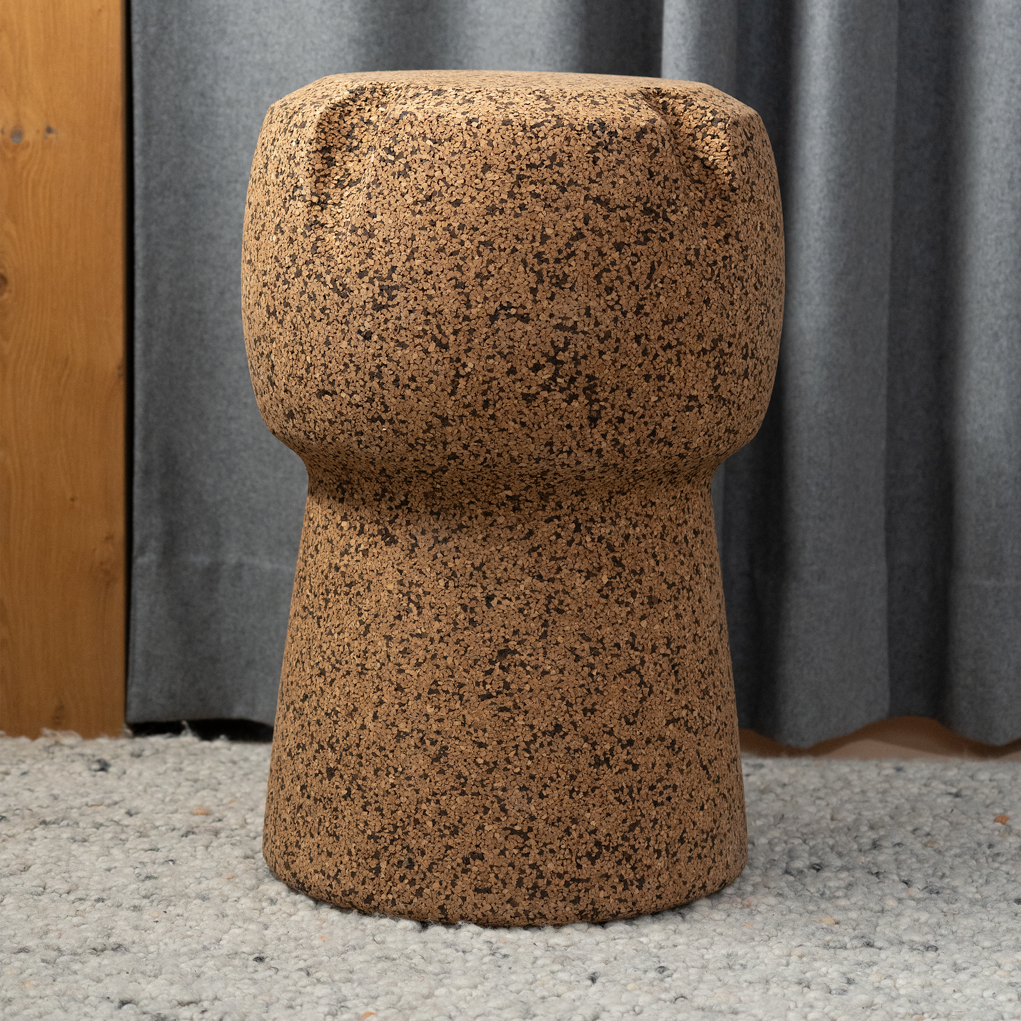 Hocker aus Kork in Form eines Sektkorkens, Farbe hell