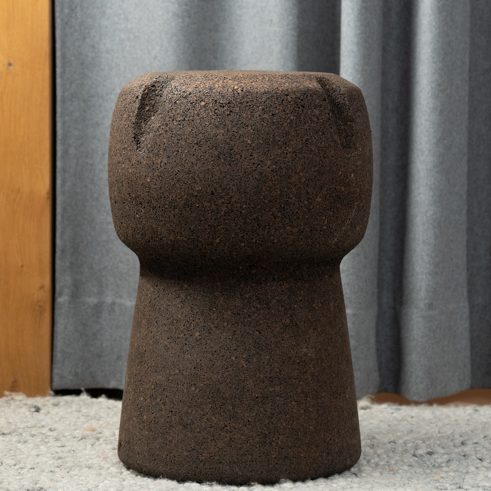 Sgabello tappo di spumante in sughero, colore nero - Gaidra HOME