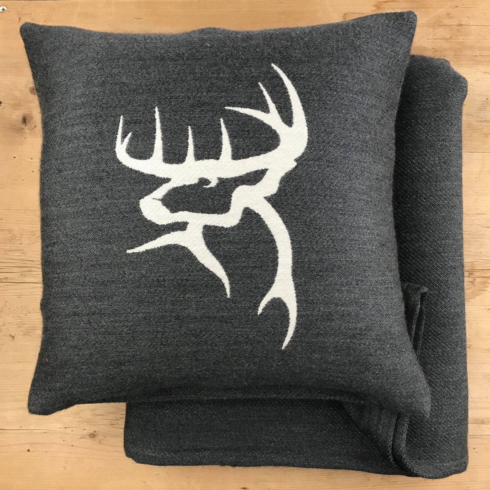 "Testa cervo nr. 7" federa cuscino in morbido Merino, 40 x 40 cm, colore nero - Gaidra HOME