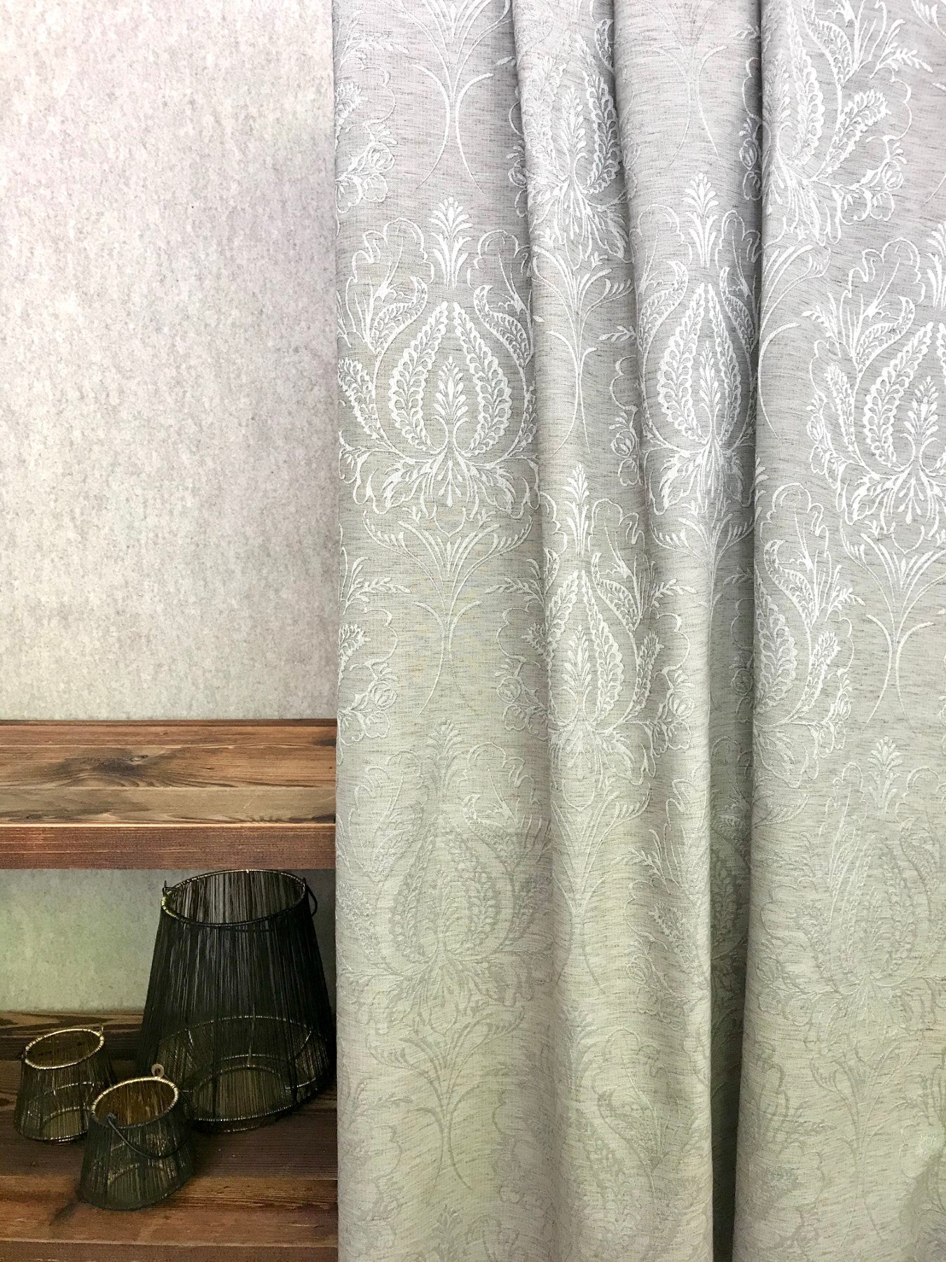 Tende su misura, fantasia floreale ornamentale barocco, effetto lucido, colore tortora, "eng" - Gaidra HOME