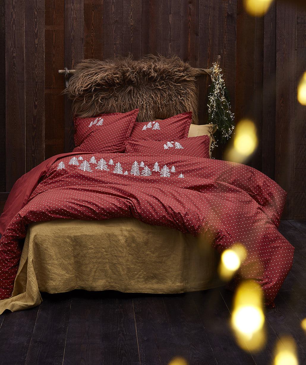 Parure Copripiumino stile montagna alpino SYLVIE THIRIEZ, ricamo bosco alberi, rosso pois, CIMES, in cotone percalle, 250 x 200 cm + risvolto - Gaidra HOME