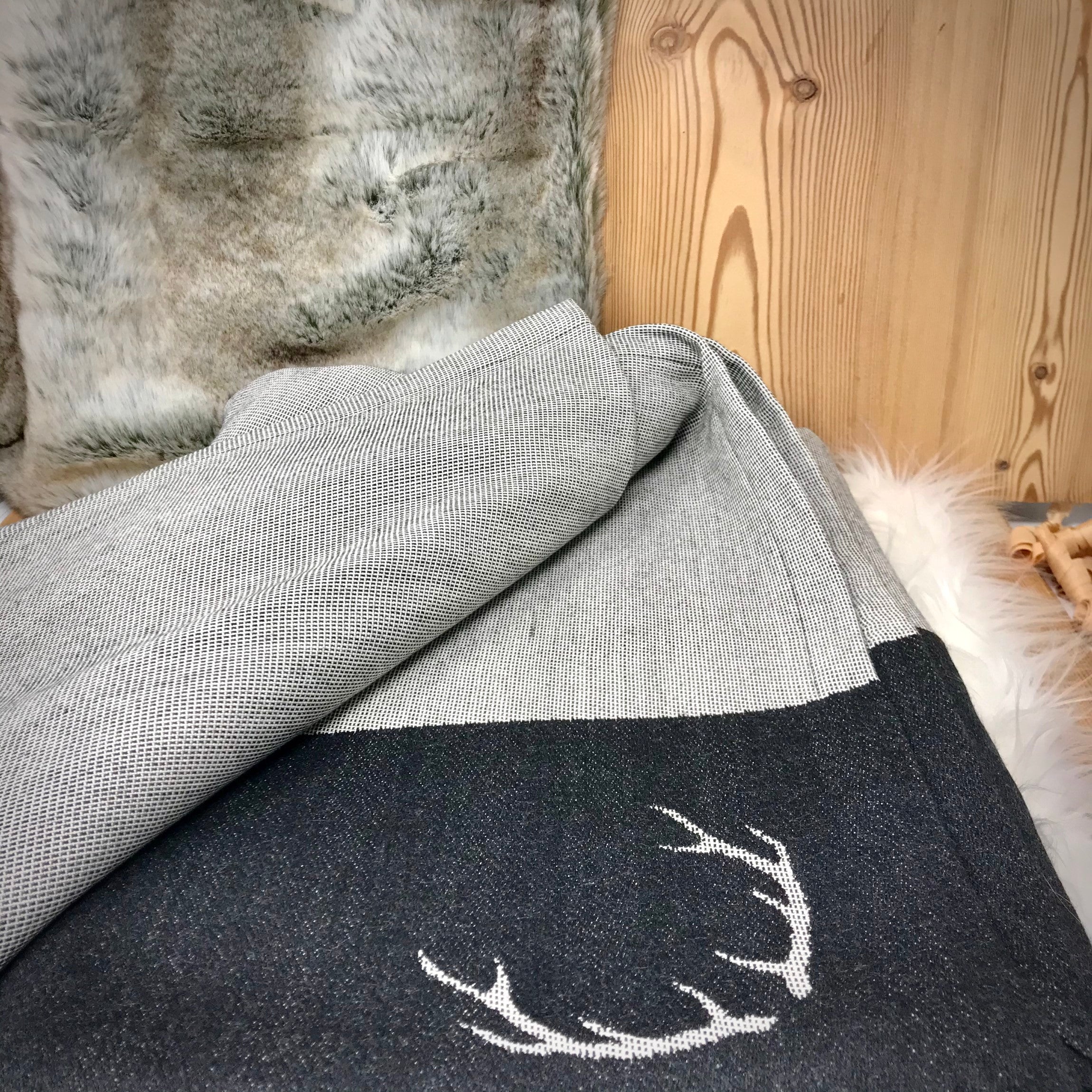 "CORGN" coperta doppia, corna di cervo, stile tirolese montagna, Lana Merino e cotone, 210 x 260 cm, colore nero e bianco - Gaidra HOME