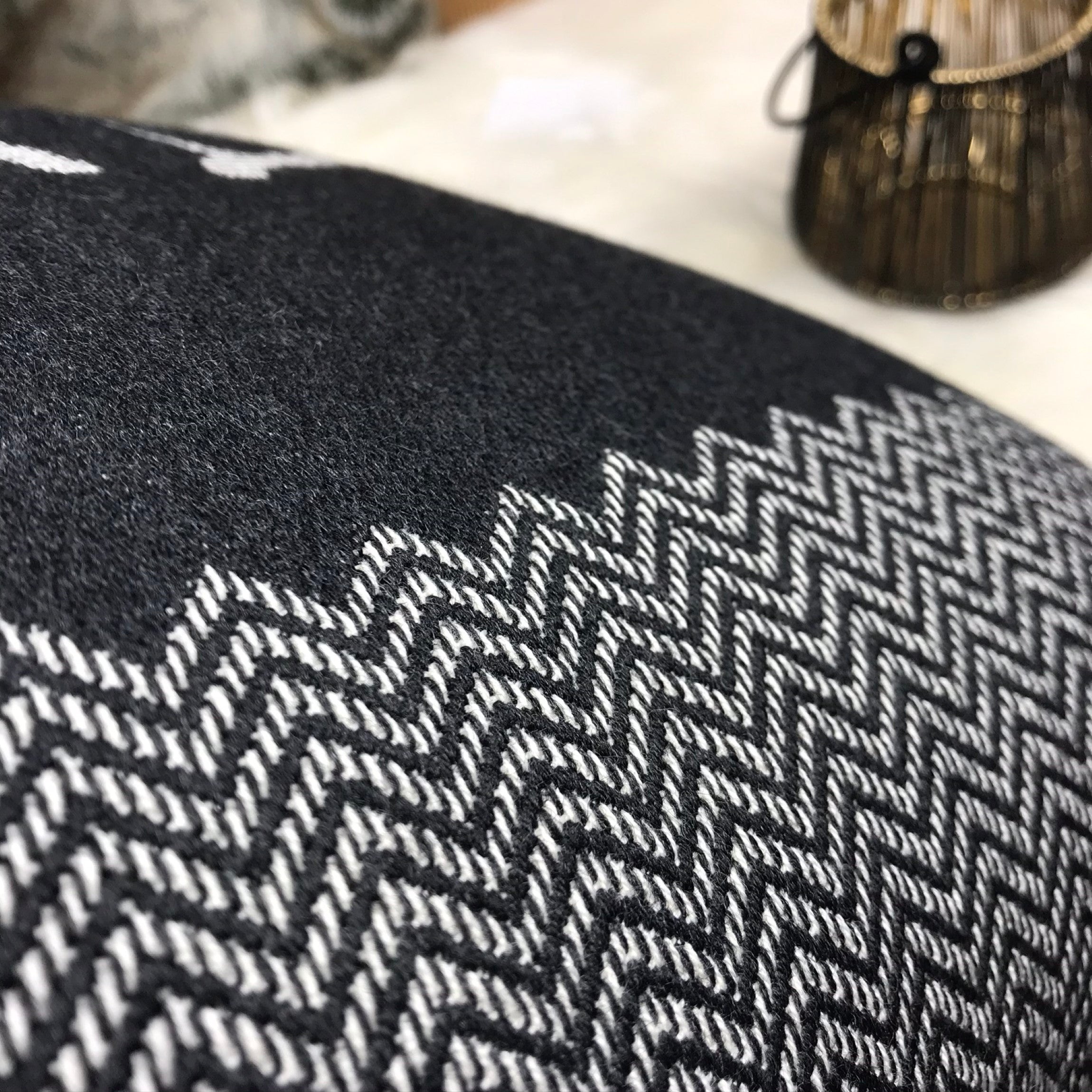 Cuscino, corna di cervo, stile tirolese country montagna, Lana Merino e cotone, 43 x 43 cm, colore nero, "CORGN" - Gaidra HOME