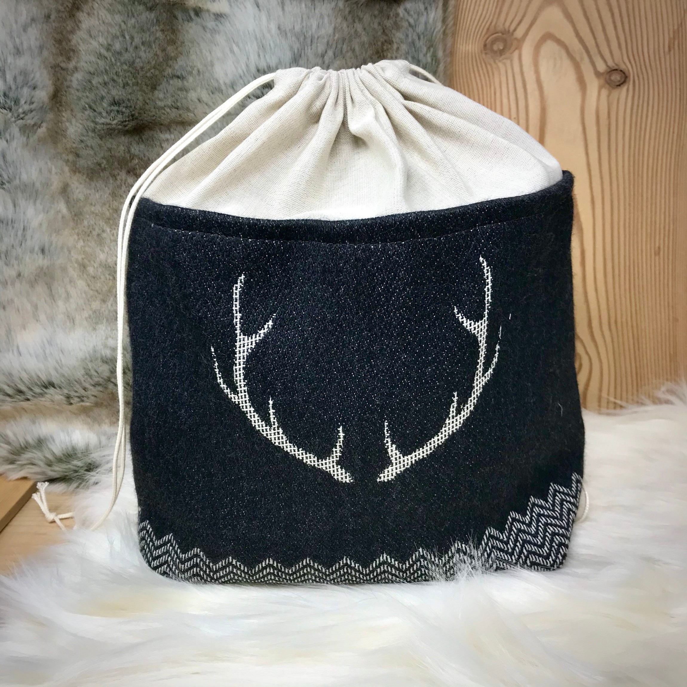 Collezione "CORGN" , corna di cervo, stile tirolese country montagna, Lana Merino e cotone, colore nero e bianco - Gaidra HOME