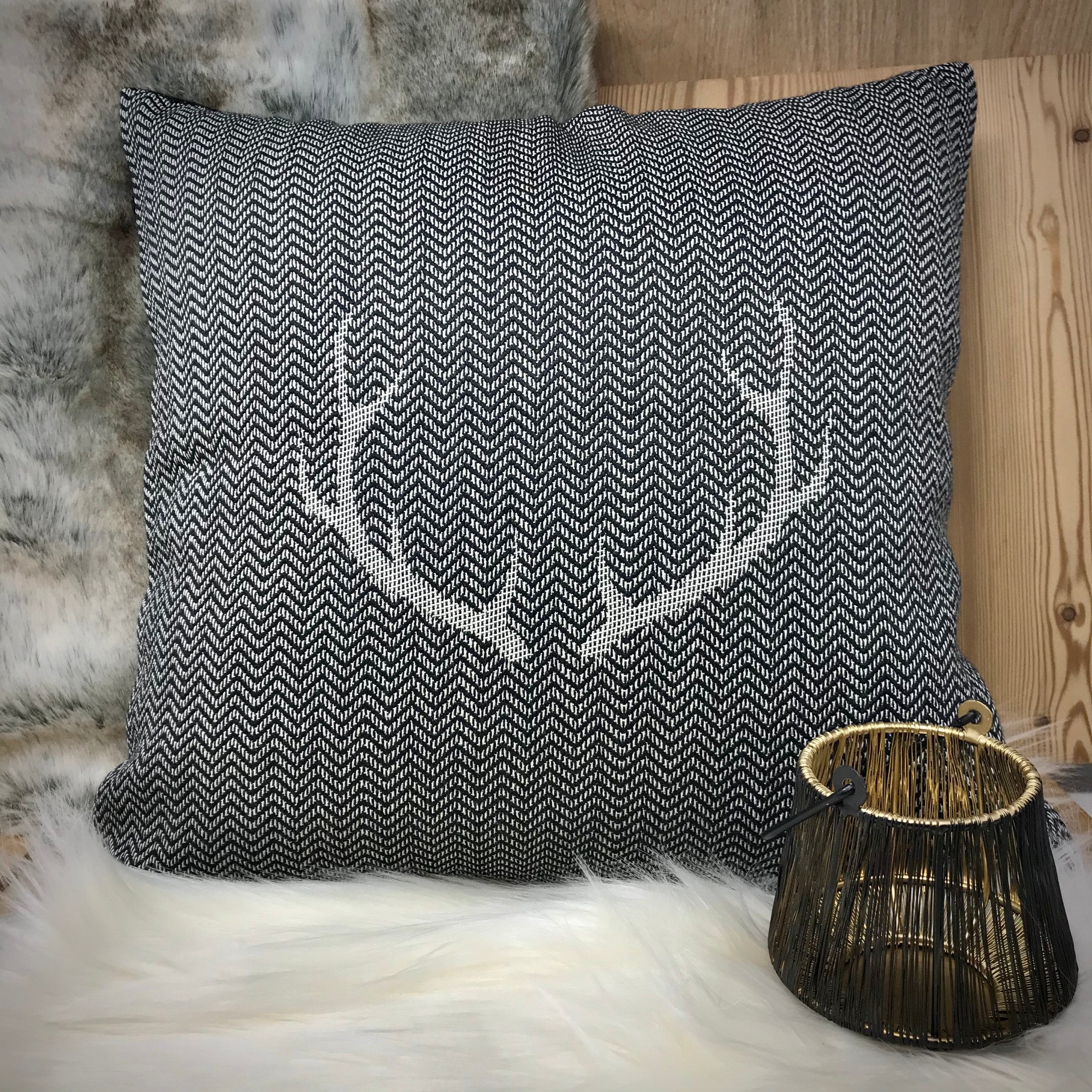 Cuscino, corna di cervo, stile tirolese country montagna, Lana Merino e cotone, 43 x 43 cm, colore nero, "CORGN" - Gaidra HOME