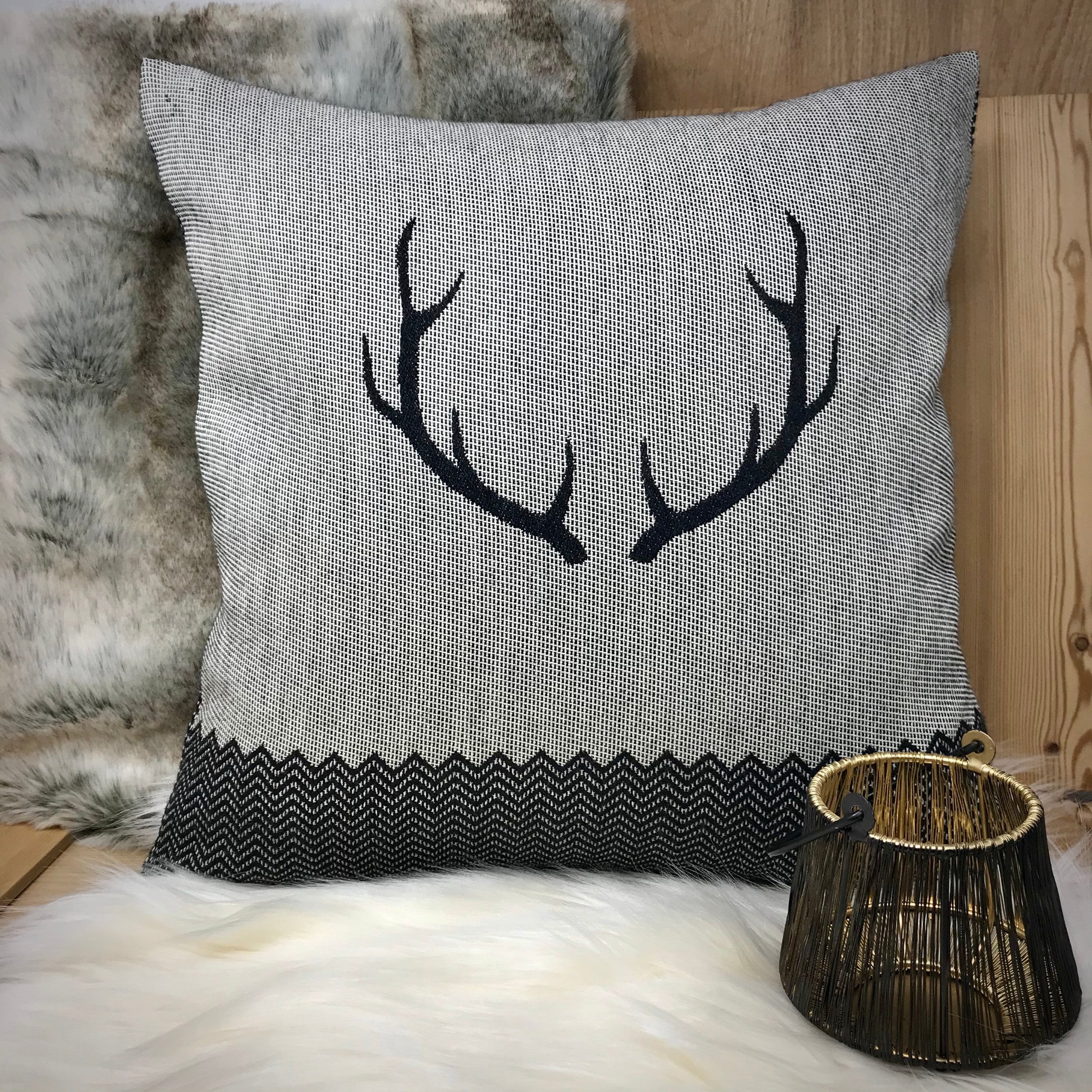 Cuscino, corna di cervo, stile tirolese country montagna, Lana Merino e cotone, 43 x 43 cm, colore grigio, "CORGN" - Gaidra HOME
