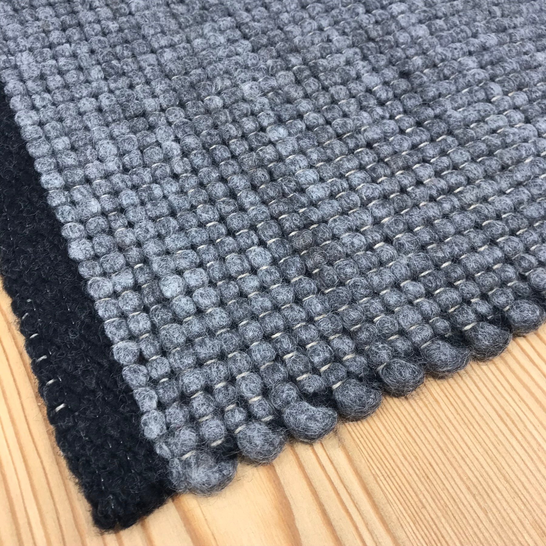 Tappeto, scendiletto e per soggiorno di lana tessuto a mano "Stockholm", stile montagna chalet, colore grigio, su misura - Gaidra HOME