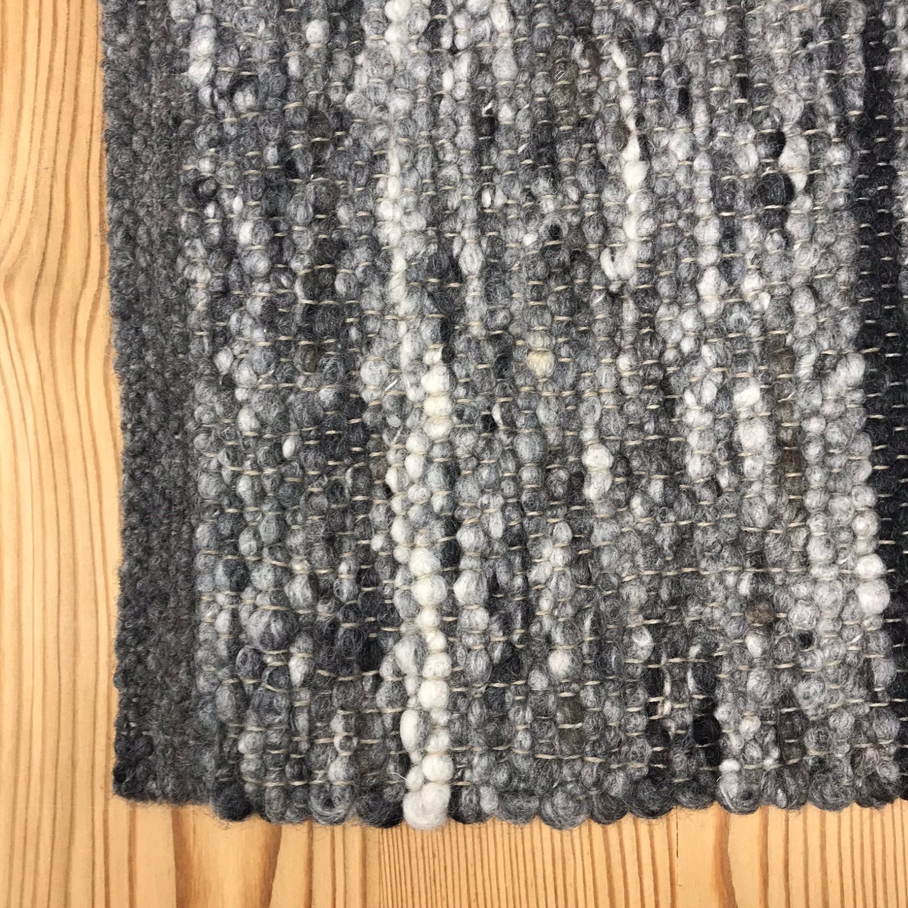 Tappeto, scendiletto e per soggiorno di lana tessuto a mano "Schladming", stile montagna chalet, colore grigio melange beige e nero, anche su misura - Gaidra HOME