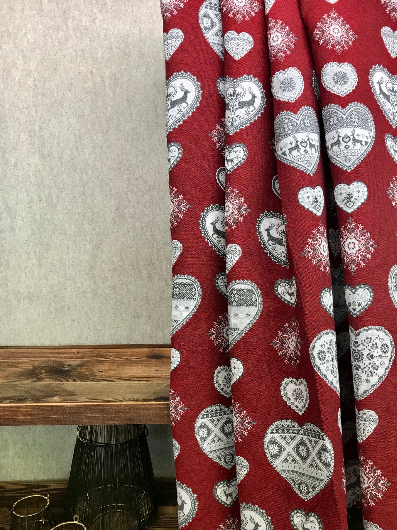 Tenda su misura tirolese country montagna, cuori e cervi rosso bordeaux, coprente - Gaidra HOME