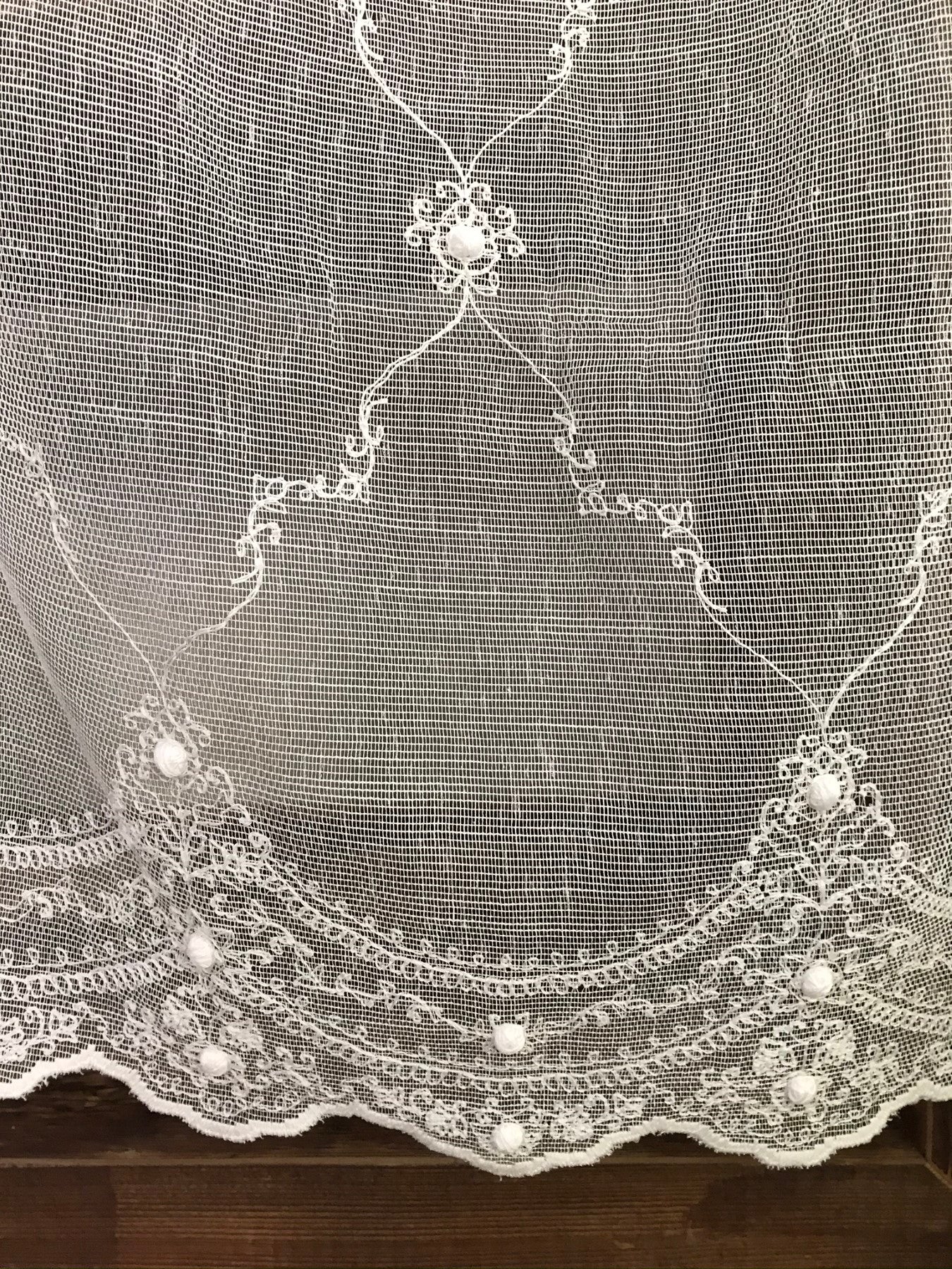 Tenda leggera trasparente su misura online, ricamata tulle, stile chalet montagna alpino - Gaidra HOME