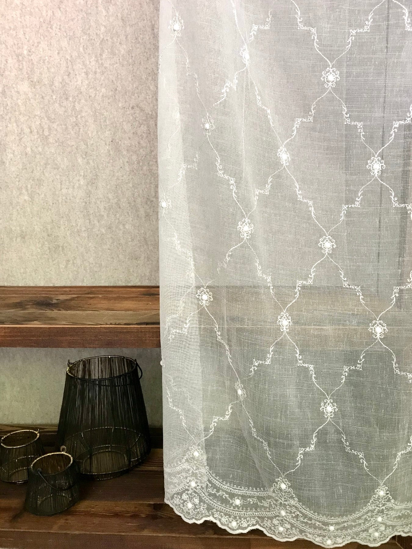 Tenda leggera trasparente su misura online, ricamata tulle, stile chalet montagna alpino - Gaidra HOME