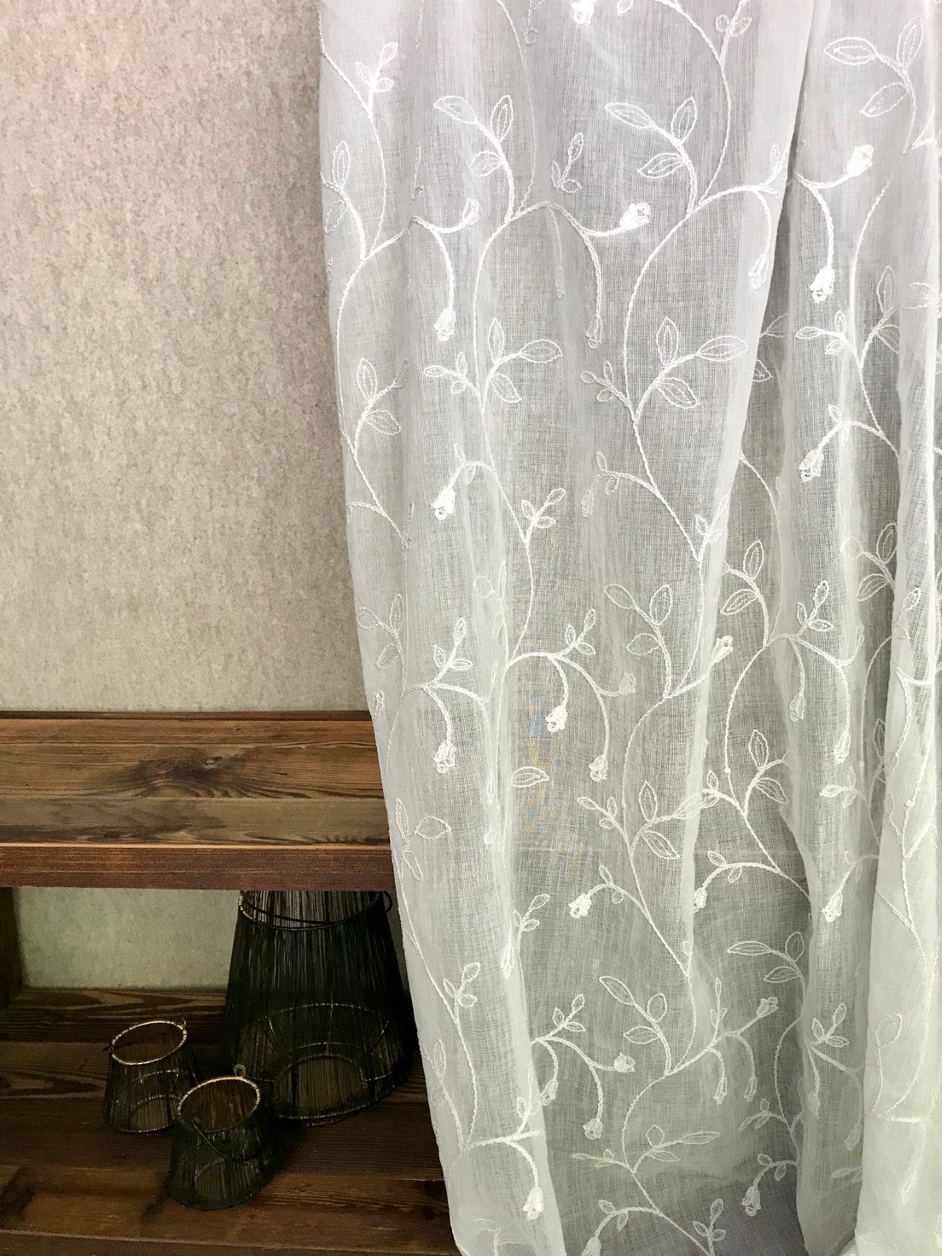 Tenda leggera trasparente su misura online, floreale ricamata, stile chalet montagna alpino - Gaidra HOME