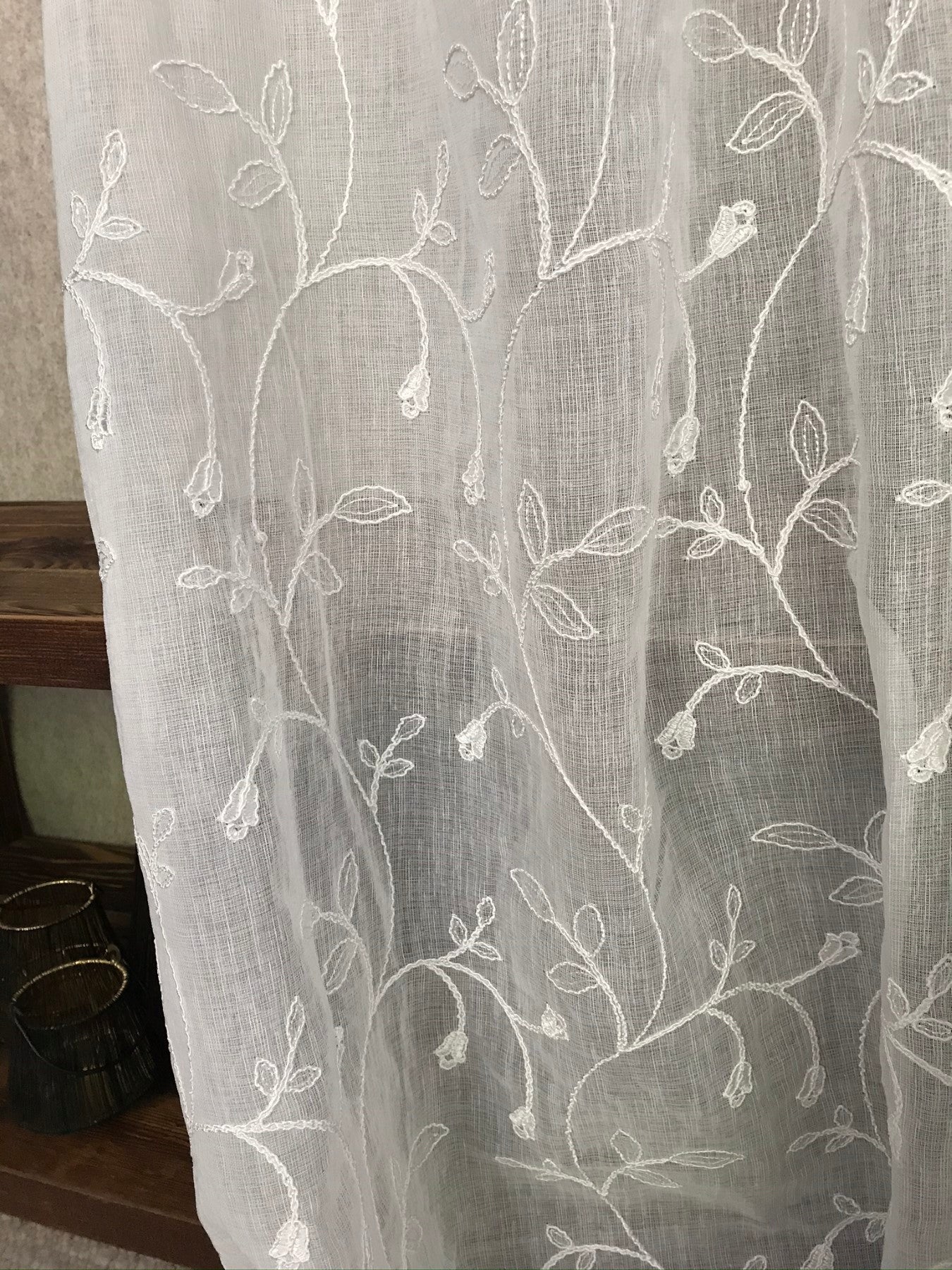 Tenda leggera trasparente su misura online, floreale ricamata, stile chalet montagna alpino - Gaidra HOME