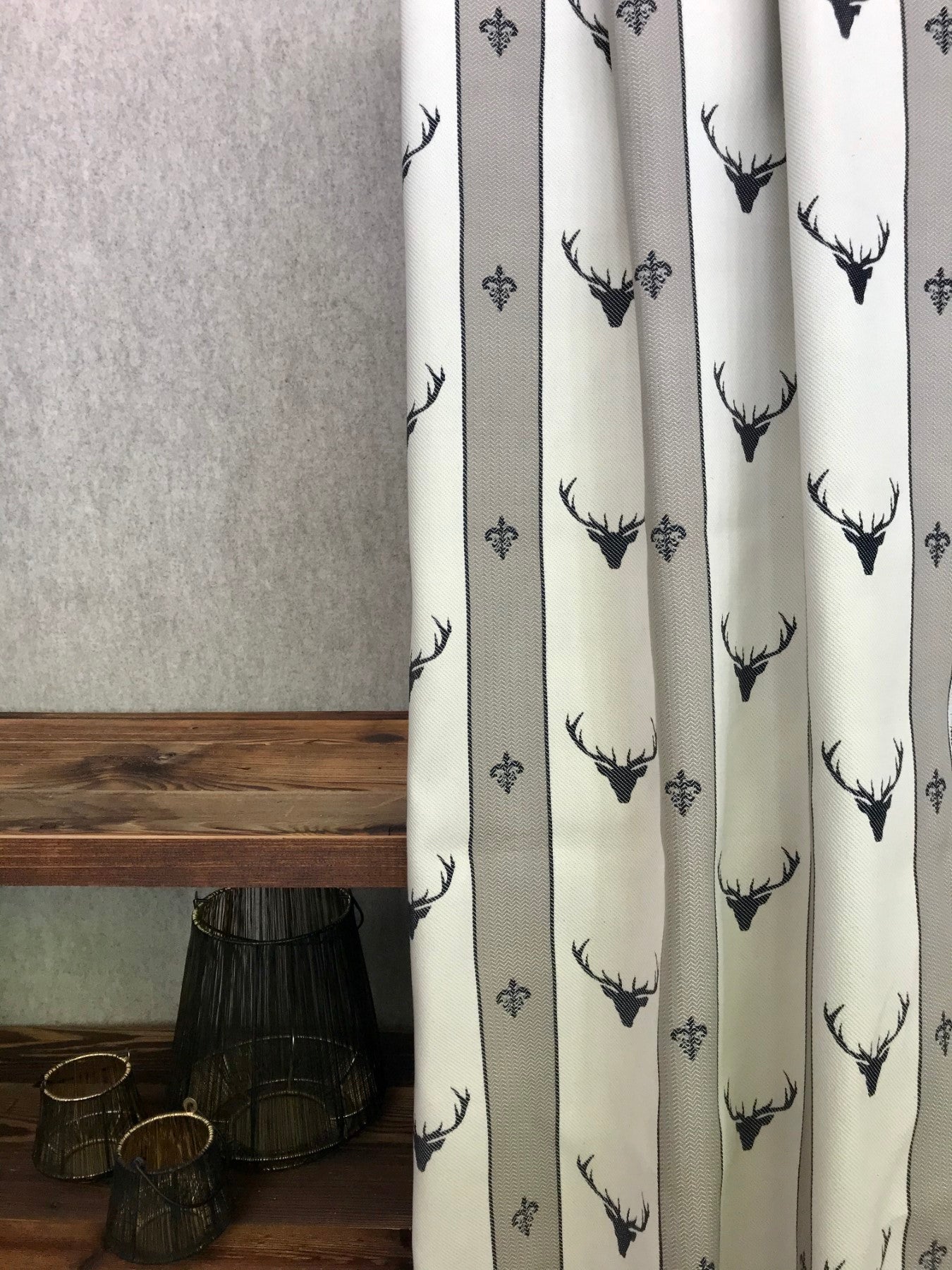 Tenda su misura online, in 100% cotone, stile tirolese montagna, fatasia cervi, "pasciantadú" - Gaidra HOME