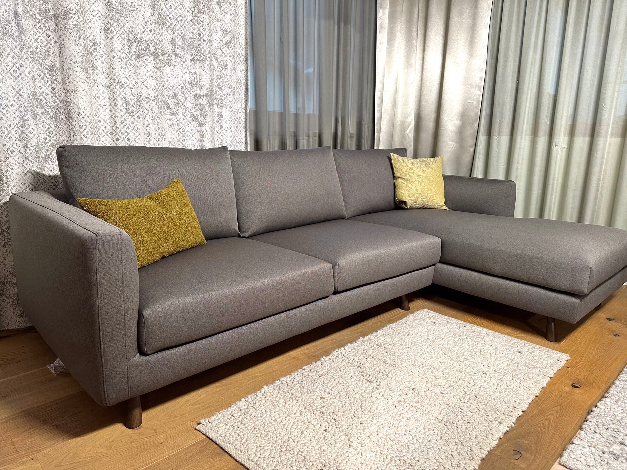 Divano ad L Conrad in PRONTA CONSEGNA - Eleganza minimal, comfort avvolgente e design raffinato - Gaidra HOME