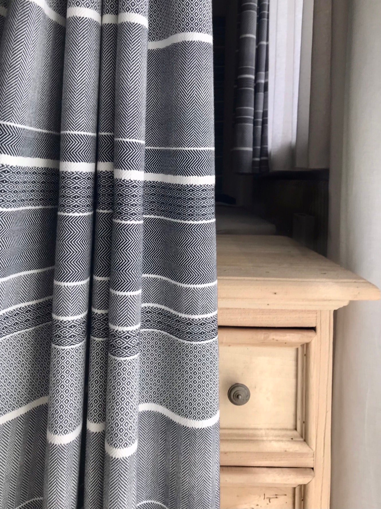 Tende Tendaggi su misura, rigato geometrico, stile montagna chalet, 100% cotone, fantasia jacquard, "striades" - Gaidra HOME