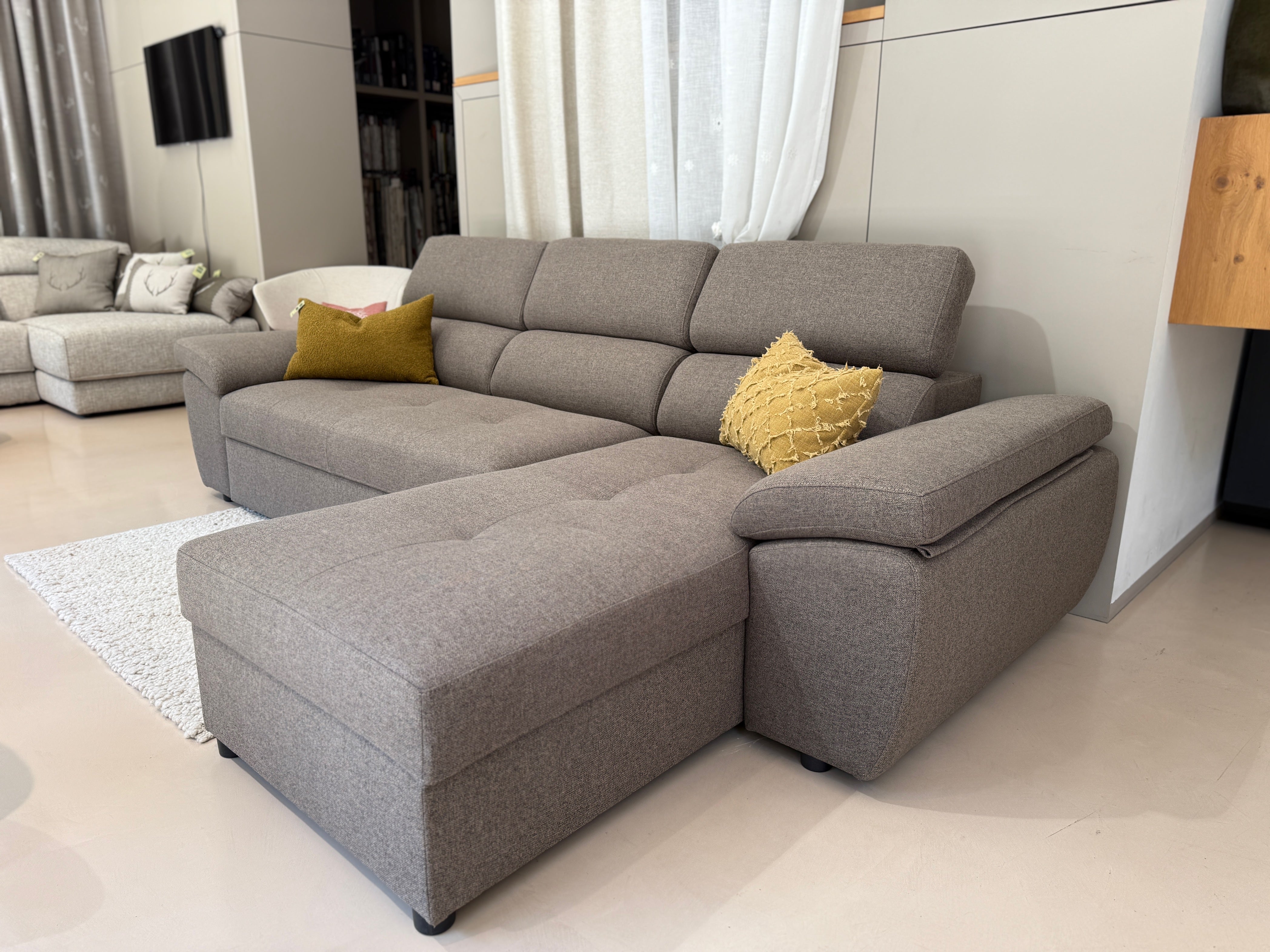 Divano Letto Angolare reversibile Moderno in Tessuto Tortora con Meccanismo Estraibile e Poggiatesta Regolabili - Gaidra HOME
