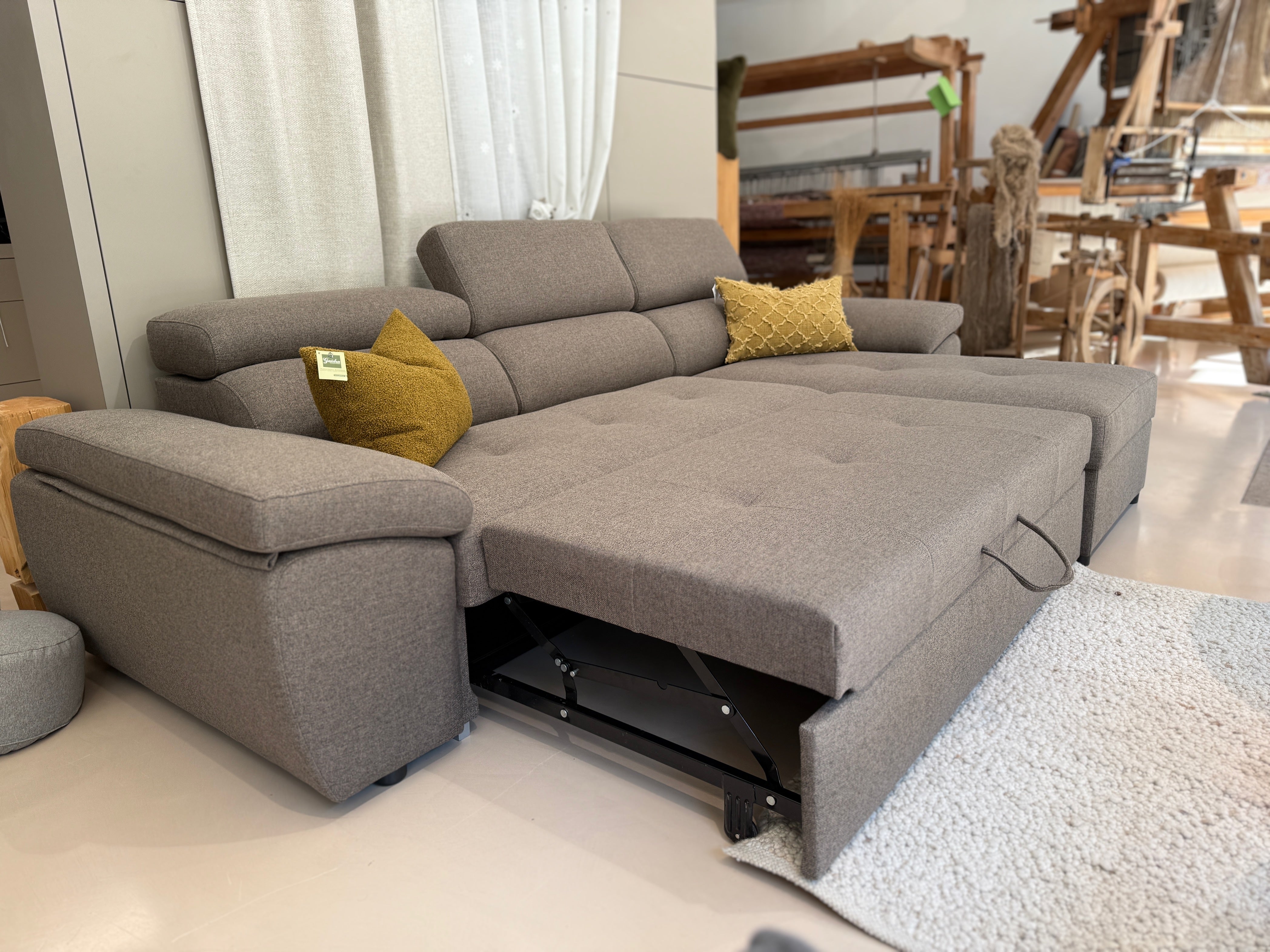 Divano Letto Angolare reversibile Moderno in Tessuto Tortora con Meccanismo Estraibile e Poggiatesta Regolabili - Gaidra HOME