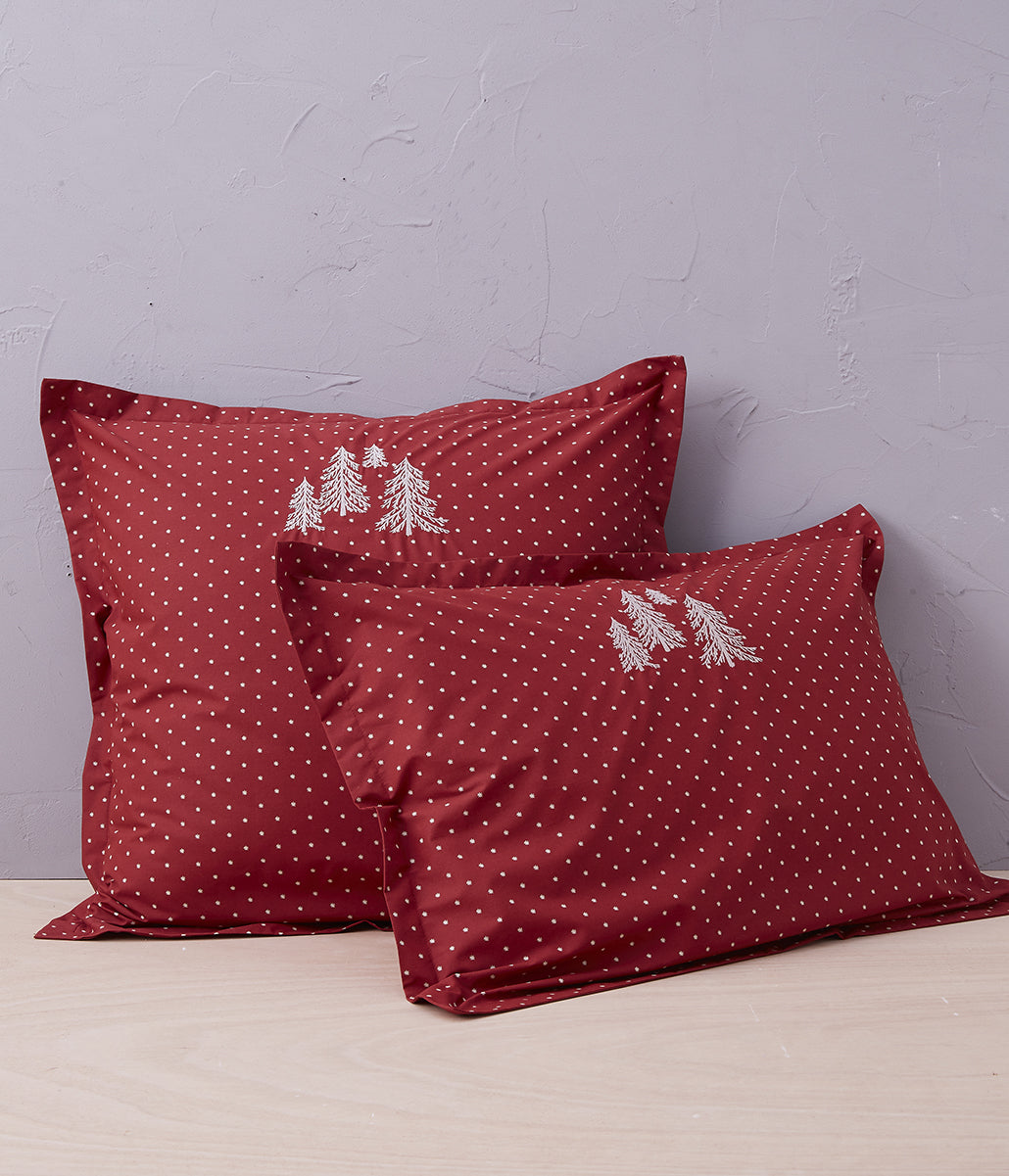 Parure Copripiumino stile montagna alpino SYLVIE THIRIEZ, ricamo bosco alberi, rosso pois, CIMES, in cotone percalle, 250 x 200 cm + risvolto - Gaidra HOME