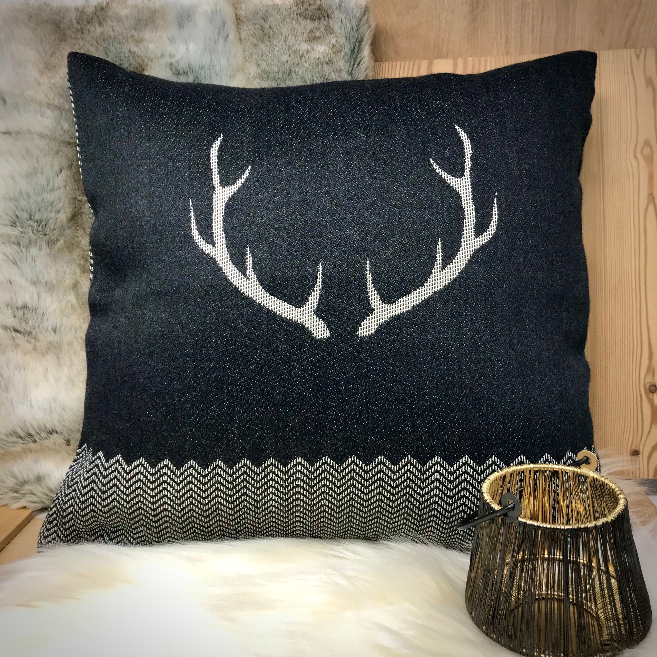 Cuscino, corna di cervo, stile tirolese country montagna, Lana Merino e cotone, 43 x 43 cm, colore nero, "CORGN" - Gaidra HOME