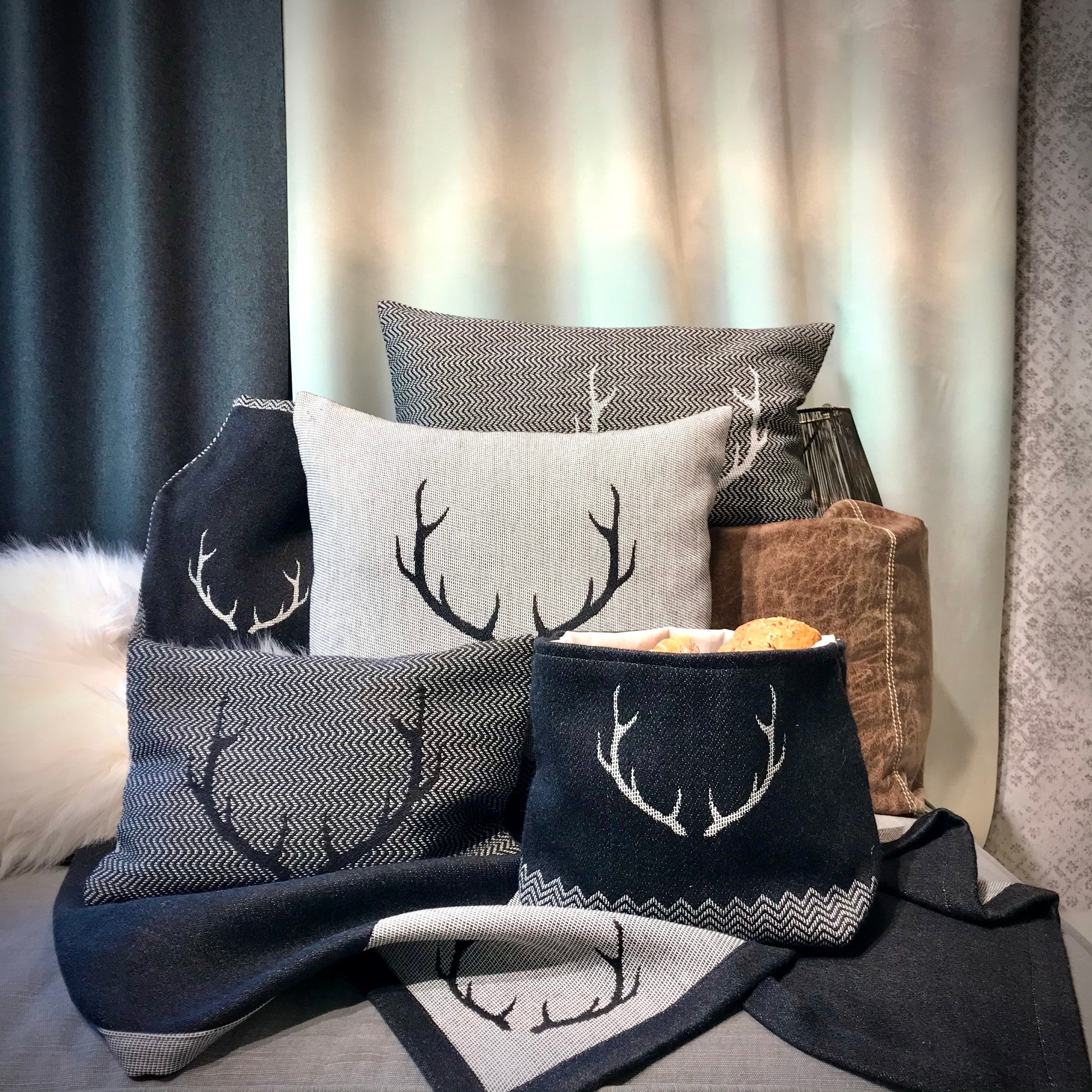 Cuscino, corna di cervo, stile tirolese country montagna, Lana Merino e cotone, 43 x 43 cm, colore grigio, "CORGN" - Gaidra HOME