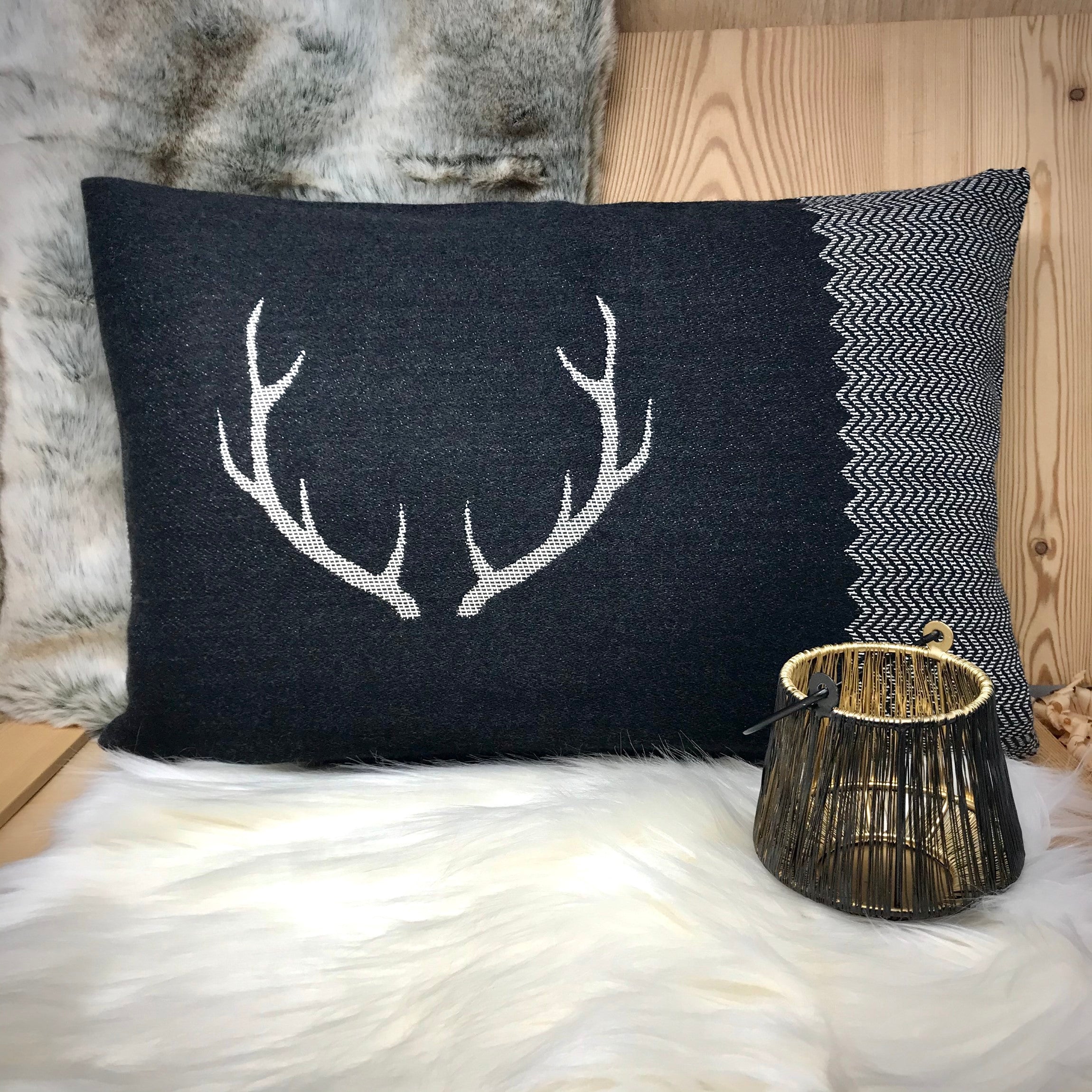 "CORGN" federa cuscino, corna di cervo, stile tirolese country montagna, Lana Merino e cotone, 30 x 50 cm, colore nero - Gaidra HOME
