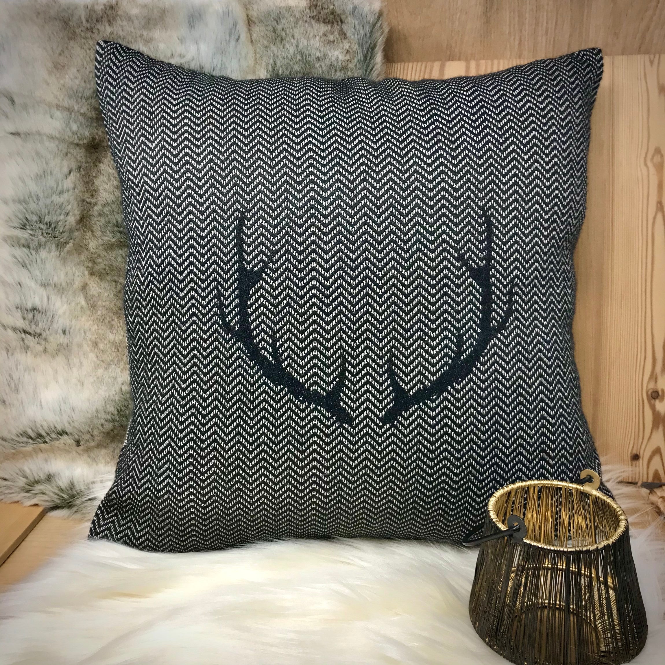 Cuscino, corna di cervo, stile tirolese country montagna, Lana Merino e cotone, 43 x 43 cm, colore grigio, "CORGN" - Gaidra HOME