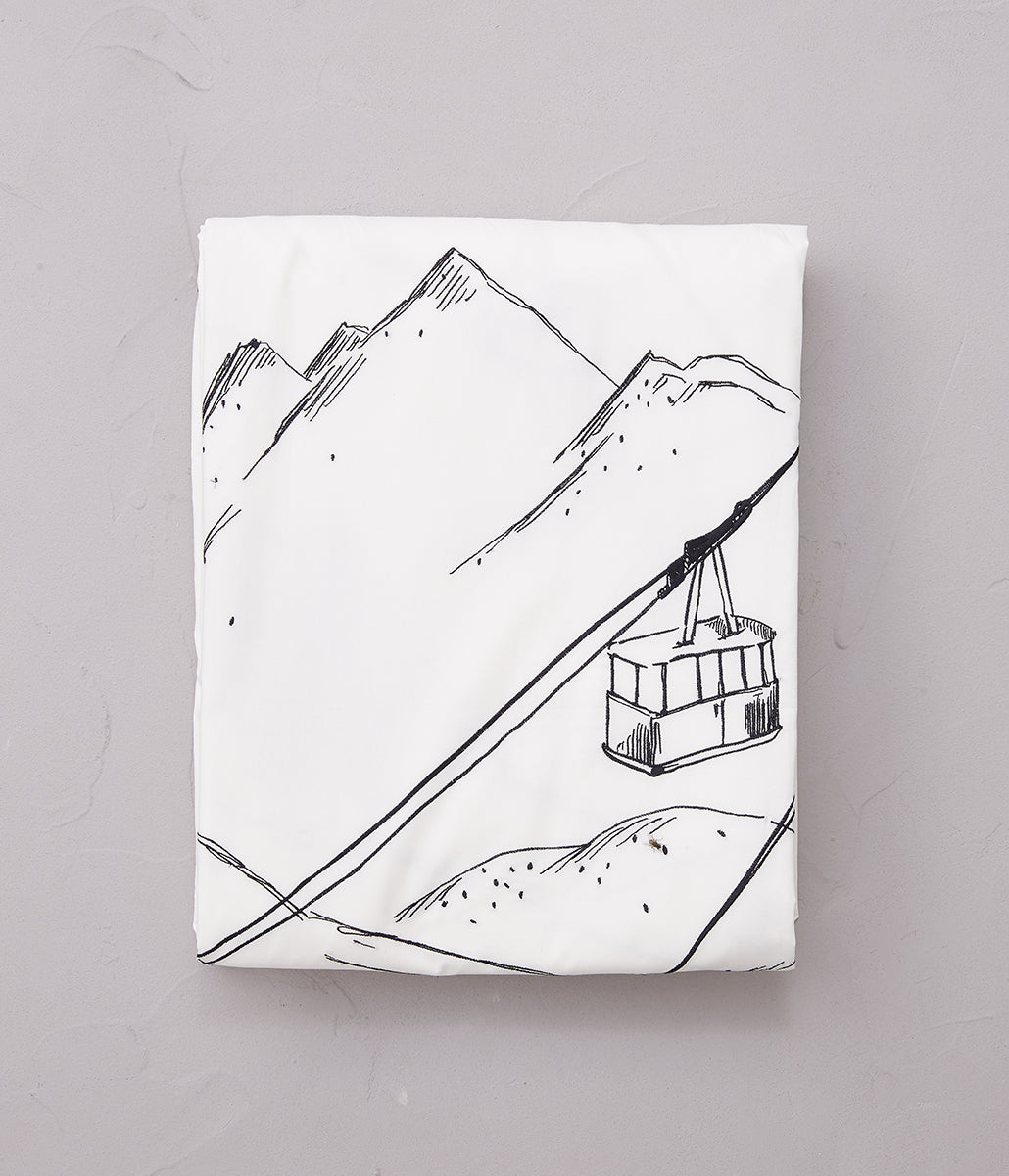 Parure Copripiumino stile montagna alpino SYLVIE THIRIEZ, fantasia invernale funivia, bianco, EN PISTE, in cotone Percalle, 250 x 200 cm + risvolto - Gaidra HOME