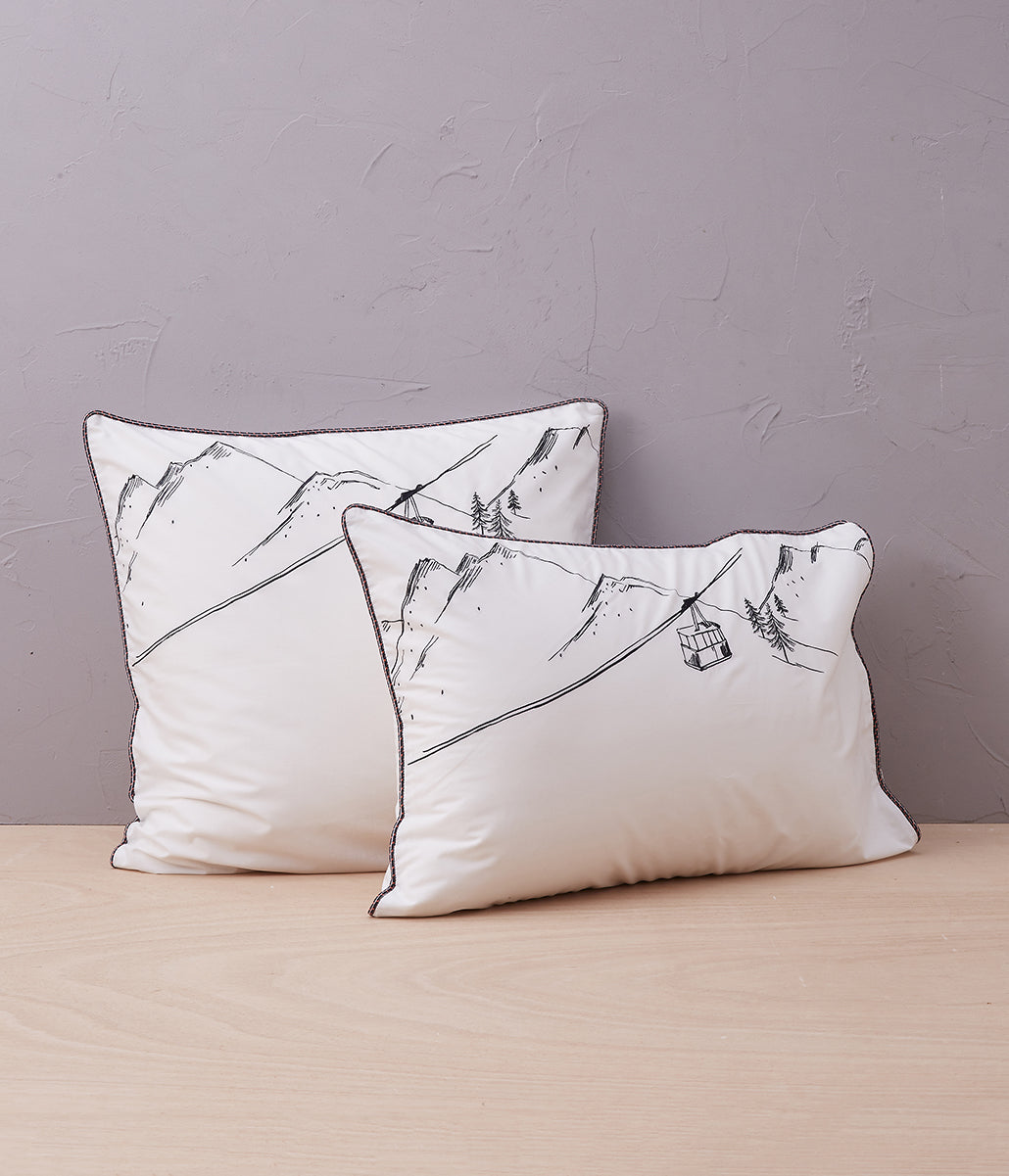 Parure Copripiumino stile montagna alpino SYLVIE THIRIEZ, fantasia invernale funivia, bianco, EN PISTE, in cotone Percalle, 250 x 200 cm + risvolto - Gaidra HOME