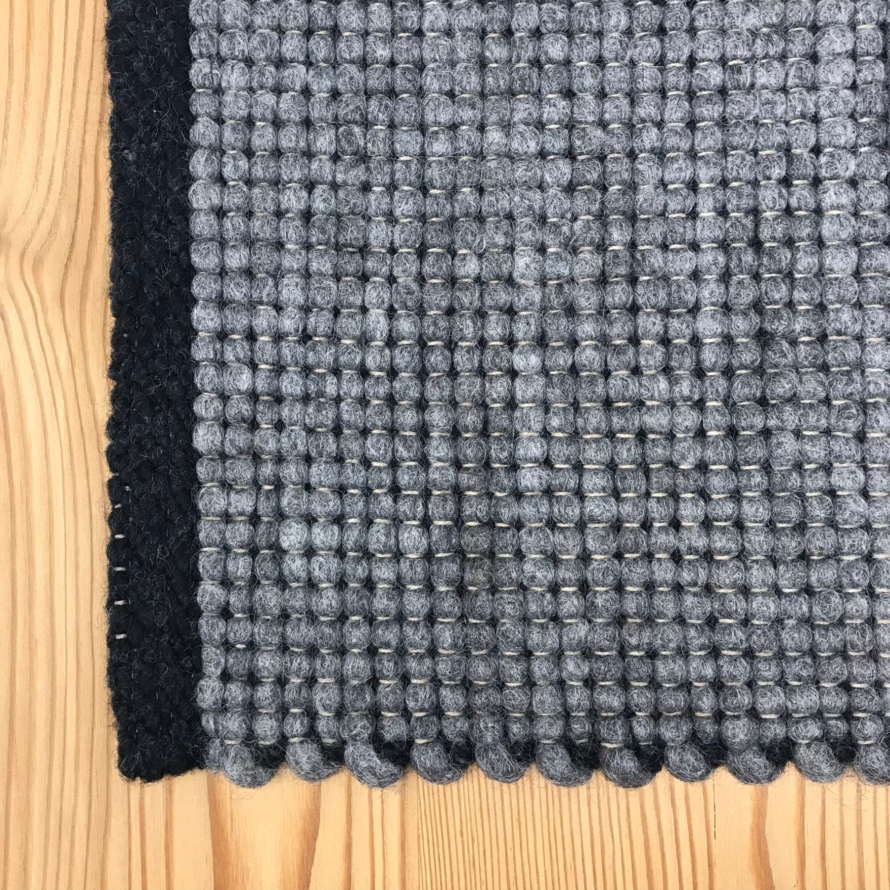 Tappeto, scendiletto e per soggiorno di lana tessuto a mano "Stockholm", stile montagna chalet, colore grigio, su misura - Gaidra HOME