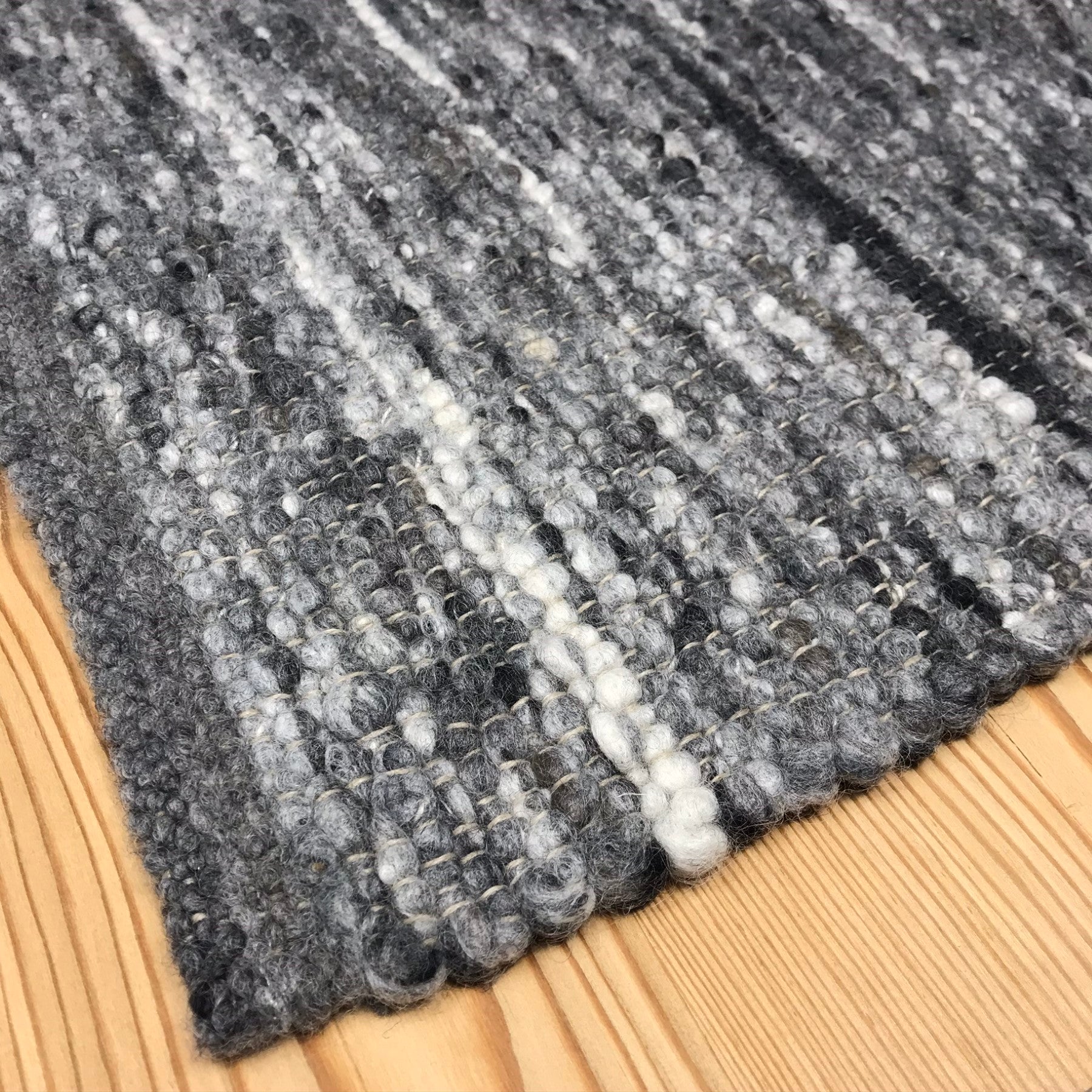 Tappeto, scendiletto e per soggiorno di lana tessuto a mano "Schladming", stile montagna chalet, colore grigio melange beige e nero, anche su misura - Gaidra HOME